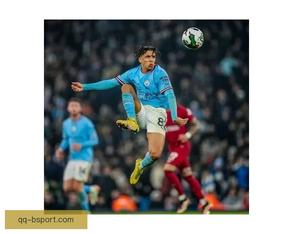 曼城官方宣布刘易斯续约至2028年继续征战蓝月亮